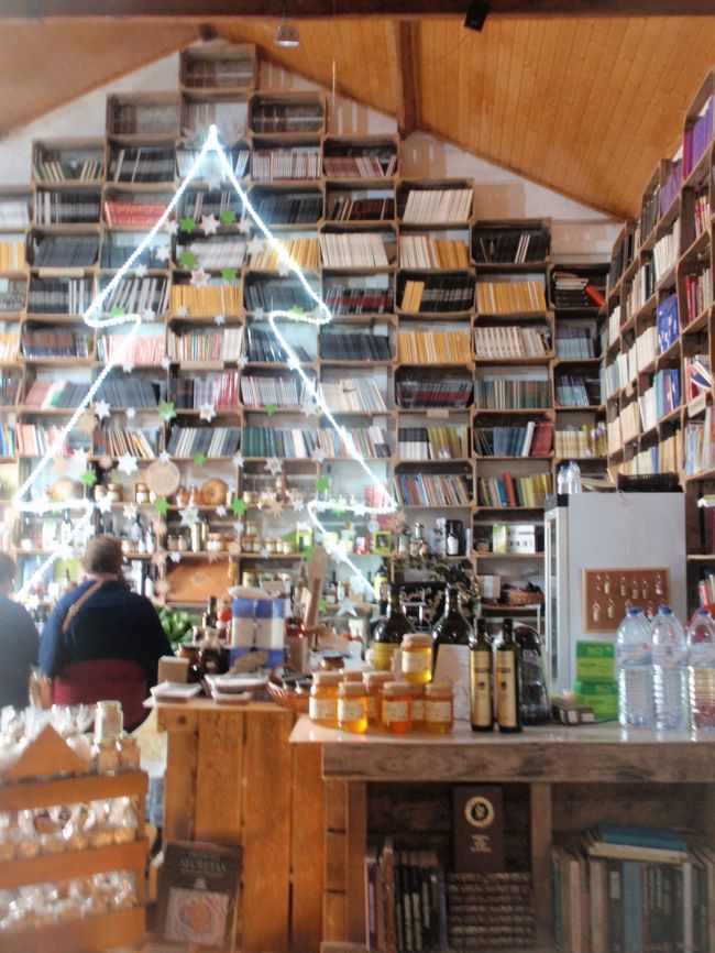 街中で見た、書店。狭いけど、所狭しと積み上げられてます。こちらで絵葉書を購入。