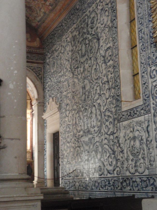 教会内部も壁はアズレージョで装飾されている。