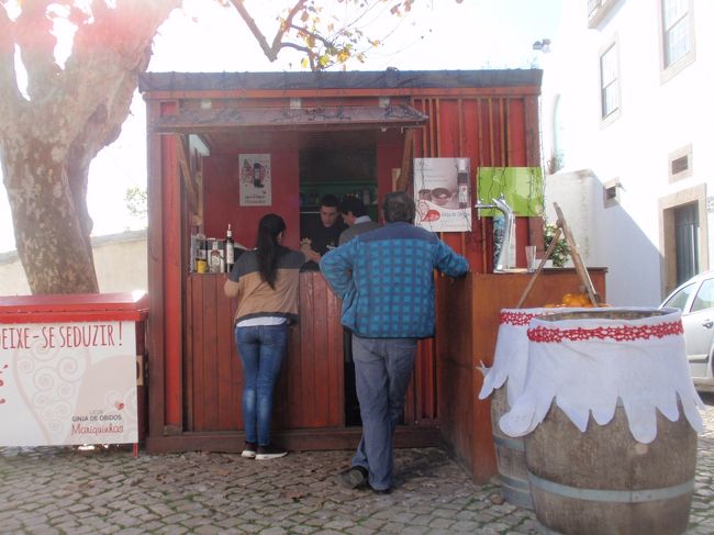 こちら、露天。ハンバーガーやドリンクを販売。