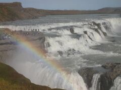 気を取り直して、グトルフォス（アイスランド語で「黄金の滝」の意味）です。
遊歩道で、滝のすぐ横までアクセスできます。
快晴が続き、遠景では虹がずっとかかって最高でした。
