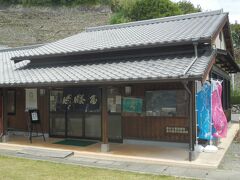 こちらの茶屋で昼食をとる．
地場の鯛刺しが乗った丼を頂く，旨かった．
それ以上に小鉢のふかし芋が絶品だった．ジャガイモである．