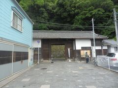 北へ1㎞ほど移動，続いて宇和島城に登る．
山の麓の駐車場がいっぱいなので近隣の銀行のコインパークに駐車する．
東北側の登城口，旧家老桑折家長屋門．
藩政期の城の建造物はほとんど現存していなく，移築物が幾つか見られる．
