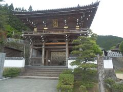 龍光寺から北西へ3kmほどの仏木寺．
四国88箇所霊場42番札所である．
807年空海による創建と伝わる．
山号は一カ山(カは王偏に果)．本尊は大日如来．
所在地宇和島市三間町則．境内拝観自由，駐車場あり．
写真は山門，2011(H23)年建造，三間一戸楼門，入母屋造，本瓦葺．
