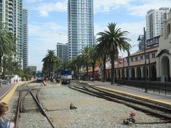 1915年開業　アムトラック、CA州最南端の駅

いま思えば、この美しい駅舎をもっとよく見てくればよかったと...

歩きながら踏切からチラッと見ただけで...　