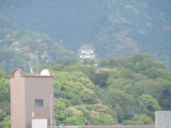 夜が明けてホテルからの宇和島城天守．