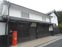 卯之町の町並み．宇和民具館．
文字通り昔の民具を収蔵展示している．
開館前なので外観のみ．で，懐かしいポスト．