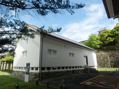 大洲城下台所．二の丸に建つ．
木造一部2階建，切妻造，本瓦葺，愛媛県指定文化財．