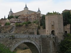 トレド旧市街の東の玄関口、アルカンタラ橋（Puente de Alcántara）
丘の上にアルカサルが見えます。