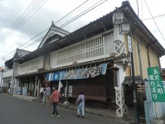 旧下芳我家住宅主屋．ビジターセンターから北東へ150mほど．
明治期の建造，木造2階一部平屋建，入母屋造，正面千鳥破風付，瓦葺，国登録有形文化財．
現在は蕎麦屋さん．昼食でもと思うも時間が悪く行列ができていたため断念．
軒を連ねる隠居屋も国の有形文化財に登録されている．