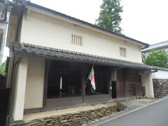 和蝋燭店の3軒ほど北にあるのが町家資料館．
1793年に建築された町家を復元修理し公開している．
みどりの日ということで日の丸が揚がる．