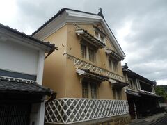 続いては本芳我家住宅．大村家の北隣．
こりらは木蝋で財を成した家である．
写真は土蔵．
1884(M17)年頃の建造，土蔵造2階建，切妻造，桟瓦葺，国重要文化財．