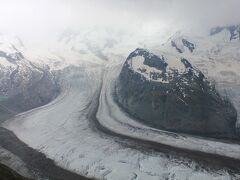 ゴルナーグラート駅のすぐ横から、ゴルナー氷河（Gorner-gletscher）を見ることができます。