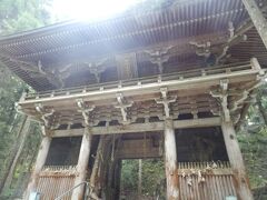 三島神社から北へ4㎞ほど，同じく久万高原町菅生の大宝寺に．
四国88箇所霊場44番札所．43番の明石寺からは時間も距離もだいぶ空いた．
創建は701年と伝わる．戦国時代に兵火に遭っている，久しぶりの長宗我部東者の会である．江戸時代になり松山藩の支援で再興している．
山号は菅生山．本尊は十一面観音．
境内拝観自由，駐車場あり(7時～17時)．
写真は山門．三間一戸楼門，入母屋造，仁王像を安置する．