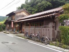 《古民家カフェ&#127835;》
ツアーで２時間歩いてすっかりお腹が空いていた中、目の前に古民家カフェ「caf&#233;住留」を発見&#128161;御縁を感じて店内へ。