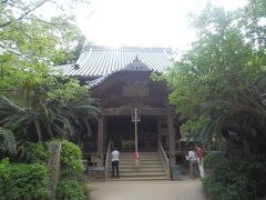 久万高原の八幡神社から北西へ34㎞ほど，松山市に入り浄瑠璃寺に．
四国88箇所霊場46番札所．
創建は708年行基によると伝わる．1715年山火事により殆どの伽藍を焼失している．
山号は医王山．本尊は薬師如来．
所在地松山市浄瑠璃町．
境内拝観自由，駐車場あり．
写真は本堂．木造一重，入母屋造，正面軒唐破風向拝付，本瓦葺．