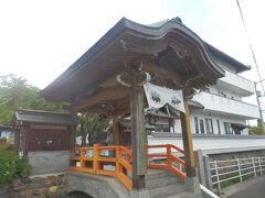 浄瑠璃寺から北西へ約1.5km，四国88箇所霊場47番札所八坂寺に．
701年文武天皇の勅願により創建．長宗我部被害者の会．
山号は熊野山．本尊は阿弥陀如来．
所在地松山市浄瑠璃町．
境内拝観自由，駐車場あり．
写真は山門．木造向唐門，銅板葺．水路に架かる橋になっている．