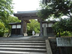 浄土寺から北へ2kmほど，四国88箇所霊場50番札所繁多寺．
札所も50箇所目になる．
創建は8世紀中頃孝謙天皇の勅願で行基によるものと伝わる．
山号は東山．本尊は薬師如来．
所在地松山市畑寺町．
境内拝観自由，駐車場あり．
写真は山門．木造高麗門，切妻造，本瓦葺．