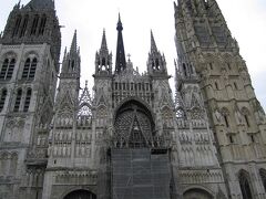 次いで「ノートルダム大聖堂」を訪れました。フランス・ゴシック最高建築のひとつで、12世紀に工事がはじまり16世紀に完成しました。フランボワイヤン・ゴシック様式の装飾が美しく、火災や戦争で絶え間なく修復されたという歴史があります。19世紀には印象派の巨匠モネが描いたことでも有名。
