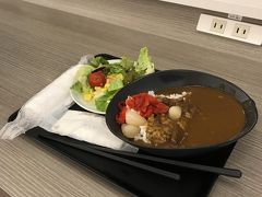 搭乗口前のJALのラウンジに入りました。
写真はカレー。
晩御飯を私は食べていなかったので私だけカレーを食べ、家族は飲み物とおつまみをいただきました。
子供はジュースがお代わりでき、しかも、自分でボタンを押せるのが楽しかったようです。