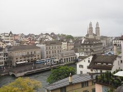 あいにくの雨でチューリッヒの町並みもかすんでる。涙