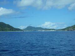 阿嘉島が見えました。

阿嘉島と慶留間島を繋ぐ橋が見えます。
