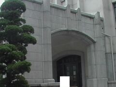 市ヶ谷記念館（東京裁判が行われたり、三島由紀夫が立てこもり割腹自殺した所です。上のバルコニーは三島由紀夫が自衛隊員に檄を飛ばした所です。））