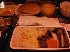 【1日目】

羽田空港22：55発のＳＱ635を利用。

離陸後にパンの軽食、到着前に朝食が出ます。朝食はシンガポール航空70周年記念の特別機内食、牛すき焼きをいただきました。




