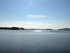西気賀のあたりから、車窓には奥浜名湖が広がります。

場所によっては、線路の脇がすぐ湖だったりします。
