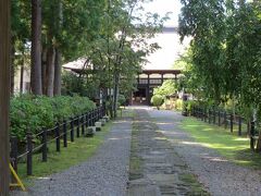 続いては、上杉家の菩提寺、春日山林泉寺に行きました。本堂では、ボランティアガイドの説明がありました。
また、謙信、景勝、鷹山、兼続の直筆などの寺宝を見ることができます。