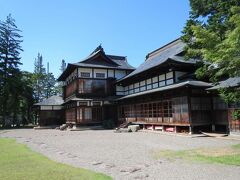 そして、上杉神社周辺まで戻ってきました。
旧上杉伯爵邸でかつては鶴鳴館と呼ばれたそうです。現在は米沢の伝統的な郷土料理が食べられます。
こちらでランチ、と思っていたのですが、なんと予約で満席．．．