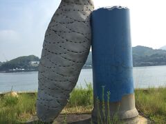 生口島は「島ごと美術館」を掲げ、島内の至る所にオブジェを配している。その数は全部で17作品。
海辺に立つこれは、御影石とセメントで作った「地殻」と名付けられた作品。