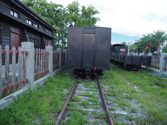 　日のある内に、花蓮鐵道文化園區へ来ました。かつて台東との間を走っていた狭軌鉄道の車両が展示されています。レール幅が台鉄の標準軌です。貨車の車輪はそのレールの間！？
