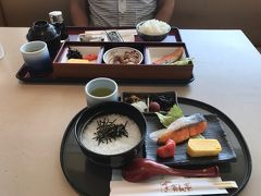 荷物を預けたら腹ごしらえ。
プライオリティカードでラウンジも利用できるのだけど、福岡空港のラウンジは…う～ん…てことで、出国審査の前に、４Ｆの【ぎおん亭】で朝粥定食。