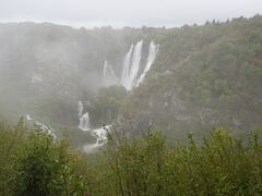 プリトヴィッツエ国立公園到着～

午前中の雨&数日の雨で、滝の水量が多く、勢いがいつもより強いらしい