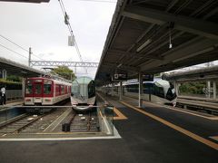 鳥羽駅からは近鉄特急も走ってますが普通列車で、賢島駅に到着。特急電車も停車中。