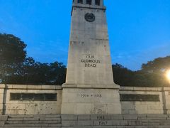 暑い暑い言いながら、エスプラネードパークの前を歩いてたら、何かの記念碑を発見。
後で調べてみたら、【The Cenotaph】という慰霊碑でした。
セノタフ（戦没者記念碑）は、第一次・第二次世界大戦中に没した英雄を祀る戦没者記念碑だそうです。