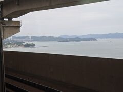 瀬戸大橋を電車で渡ります。
かろうじて見える程度。