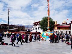 2つ目のジョカン Jokhang周辺のコルラへ向かいます。ここはラサのチベット人街の中心で普段から人は多いので、特にいつもと変わらないかも知れません。

バルコル広場 Barkhor squareは軍人が目立ちます。チベット人が暴動を起こさないかと厳戒態勢で、場所によってはすぐ撃てる様マシンガンを構えています。写真を撮るときには彼らを映さないよう疑われないよう十分注意する必要があります。もし撮ってしまって捕まると、その後何が起きるか分かりません。一度私も疑われたことがあり、軍人にじっと睨まれていた時は生きた心地がしなかったです。