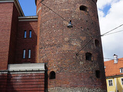 ●火薬塔＠猫の家界隈

名前の通り、火薬が保管されていた塔です。
ロシア軍の攻撃によって受けた砲弾が埋め込まれているようです。