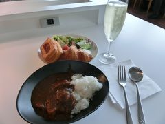 きょうは朝食を食べてこなかったので
サクララウンジで食べちゃいます！

やっぱりＪＡＬのカレーは美味しい。
メゾンカイザーはまた味が落ちた( 一一)

オーストラリアのスパークリングワイン
De Bortoli Lorimer があったので呑んじゃいます。