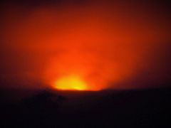 カラパナを出てすぐ雨が降り出しました。
それはそれは強い雨。

雨の中の運転は怖かったけど、がんばってハワイ火山国立公園へ。
ジャガーミュージアム展望台からハレマウマウの火口を見るためです。
ビューポイント辺りは溶岩の灯りで真っ赤！！
火口からは絶えず溶岩を噴き上げています、地球は生きてる！！！！

気温は17度ほどだったかな、雨が降っているのでとても寒かった。
長袖のTシャツ、ウルトラライトダウン、レインコート、
頭には防水のヘッドライドを装着していきました。
用意は完璧さ☆