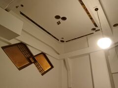 天井は隣のメインバー「ヴィクトリア」と同じ。ビリヤード台をイメージしている。