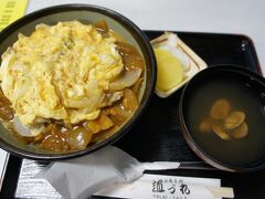 田舎丼をオーダーしたら、親子丼の周囲にカレーを敷き詰めたボリューミーなものが。
普通の食堂メニューでしたが、アサリのお吸い物がとても美味しかったです。
今回も大満足の展示でしたが、ランチを頂き損ねるという失敗とか。
次回は、残り僅かなので寄り道も楽しみながら廻ろうかと思います♪