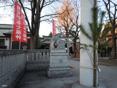 ネコのポーズの狛犬さんは、大鳥神社。