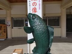 広島護国神社にて昇鯉の像を撫でてカープの日本一を祈願しました\(^-^)／