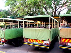 【－Pilanesberg National Park（ピラネスブルフ国立公園）ー】

朝4時起き。6時15分にはホテルからタクシーで「エンターテーメントセンター」へ。このトラック型の車両に分けられ分乗～。結構、多いな、観光客...