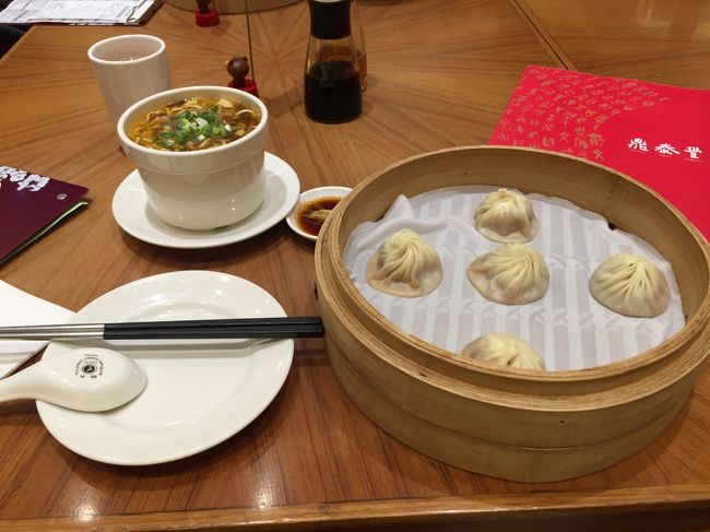 席に案内され、５分ほど注文した料理が到着。<br /><br />店に入ってからのほうが待ち時間が長いとは夢にも思わなかった（笑<br /><br /><br />さて、お味のほうは。。。<br /><br /><br />私ははっきり言って、貧乏舌だ。<br /><br />スシローの回転すしが心からうまいと思えるし、その何倍もの値段を払って高級寿司なんて食べようとは全く思わない。<br /><br />スターバックスの良さが分からない。マウントレーニアを愛用している。<br /><br />松坂牛を食べたこともあるが、そりゃやわらかくておいしかったが、そこらへんの大衆焼き肉屋の料理と比べてそこまで全然違うかとと言われると。。。<br /><br /><br /><br />そんな私が、初めて思った。<br /><br /><br />今まで日本で食べていた小籠包は、小籠包ではなかった。<br /><br /><br />一口食べただけで分かる。。。。まで行かなくてもよい。<br /><br />端で持ち上げただけで分かる。<br /><br /><br />今まで食べた小籠包とかは、もちろん全体が持ち上がる。<br /><br />何を言っているのかよく分からないと思うが、ごくごく普通のこと。<br /><br />が、ここの小籠包は。。。<br /><br />両端を箸で挟んで持ち上げようとすると、真ん中がわずかに遅れる。<br /><br />つまり、外の皮と中の具が完全に独立して存在している。<br /><br />注意して運ばないと、皮が破れてしまうのではないかと感じるほどに。<br /><br /><br />そして一口食べて、後悔した。<br /><br /><br /><br /><br />１０個入りにすればよかった。。。。<br /><br /><br /><br /><br />鼎泰豊本店。<br /><br /><br /><br /><br />評判に偽りなし！