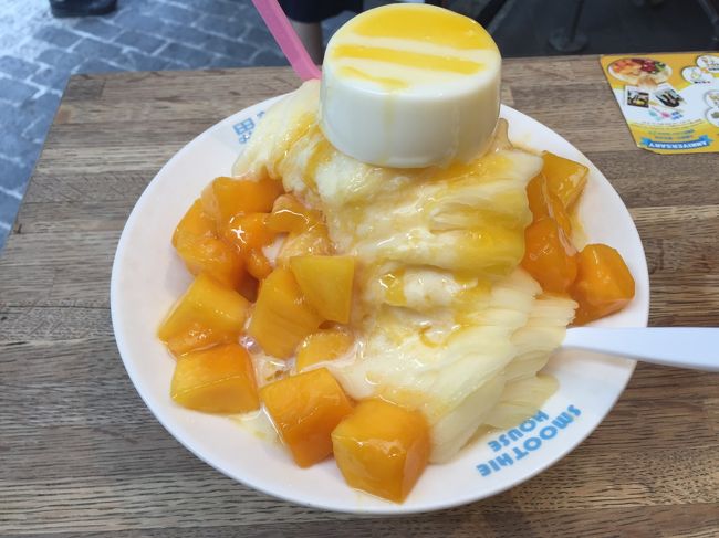 食べるスペースといえば、店の中と外に少しスペースがあるだけで、どう考えても行列の規模に比べると不足している。<br /><br />しかも外の飲食スペースは席。。というか、立ち食いソバのように、立って食べる形式。<br /><br />もちろん、その場で器を手で持って食べることもできるかとは思うが、こんなあふれんばかりの満杯のかき氷、手で持って食べるのはちょっと落ち着かない。。。。<br /><br />というわけで、多くのお客さんが、かき氷を受け取った「あと」に、席が空くのを待っていた。<br /><br />それは特に順番という概念があるものではないので、単に近くの席が空けばラッキー。。くらいのものだが。<br /><br />私はなぜか超幸運にも、３人掛けのテーブルに老夫婦が座って１席空いている空間があったので、そこで座って食べることができた。<br /><br />ちなみにボリュームについてだが、２人で１つを食べているカップルが多かったように思う。<br /><br />グループで行くならグループの人数マイナス１くらいを注文すればいいのではないだろうか（スプーンは自由にもらえる）<br /><br />ただ、量は多いが別に一人で食べきれない量でもないので、１人１杯を注文しているグループも多くいた。<br /><br />