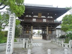 野間神社から北東へ6km弱移動，南光坊へ．
四国88箇所霊場55番札所．88箇所唯一「寺」ではなく「坊」である．
703年の創建(推古天皇の時代とも)，大三島大山祇神社の法楽所の24坊のひとつであり，当地に移転した別宮とともに移ってきた．
長宗我部被害者の会．
山号は別宮山．本尊は大通智勝如来．
所在地今治市別宮町3丁目．境内拝観自由，駐車場あり．
写真は山門．三間一戸楼門，入母屋造，本瓦葺．
四天王を安置する四天王門である．