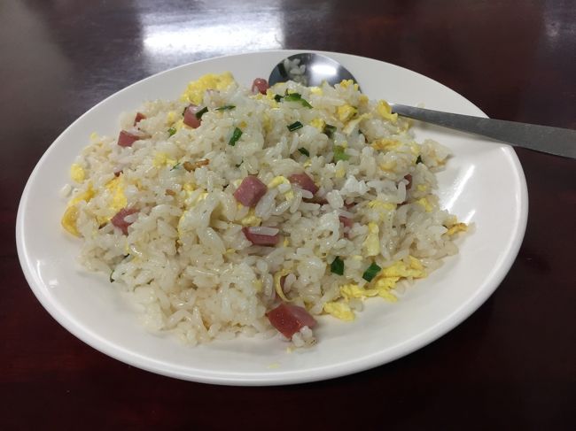 が、味は本物！<br /><br />店の雰囲気も、料理してるおっちゃんも、ちょっと小汚いのは否めないが（←笑<br /><br />出てきたチャーハンは光り輝いている。<br /><br />火腿蛋炒饭（90元）<br /><br />まさに味はそこまで濃くはないものの、しっかりと塩味が効いており、お米もしっかりと立っており、日本人の好みにはベストマッチするだろう。<br /><br />見た感じ、台湾でしか取れないような特別な食材を使っている感じはなさそうなのだが。。。<br /><br />これぞ料理人の腕なのだろうか。。<br /><br />なんとかこれを日本、できれば自分でも再現できないものだろうか。。。<br /><br /><br />ちょっとローカル感がすごいが、チャーハンランキング３位というのは伊達ではない。<br /><br />ちなみにオッチャンは別にガンコオヤジ。。。というわけではなく、よく笑う優しそうなオッチャンなので気軽にどうぞ。<br /><br />